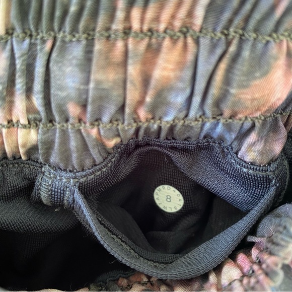 Lululemon Hotty Hot Short II *2.5"- Frosted Rose Multi / Melanite - Picture 8 of 8